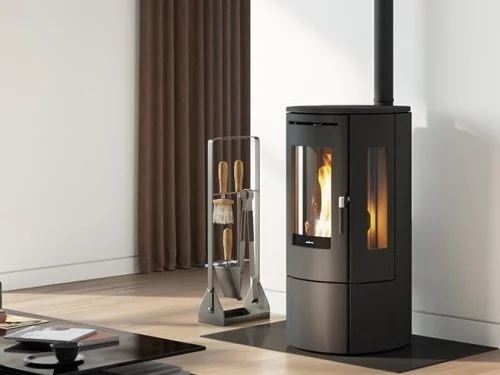 Équipé de vitres latérales permettant de mieux voir les flammes, NORDIC FIRE - Tjallmo