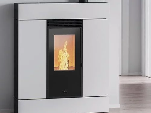 Un poêle à pellets canalisable qui prend peu de place avec seulement 28 cm de profondeur, NORDIC FIRE - Espa
