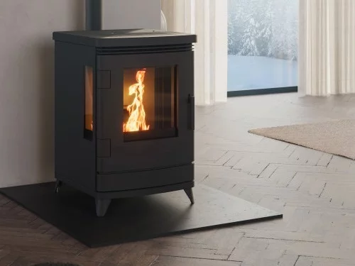 Équipé d'une vitre sur trois cotés, le choix idéal pour une installation sous une cheminée, NORDIC FIRE - Fenna