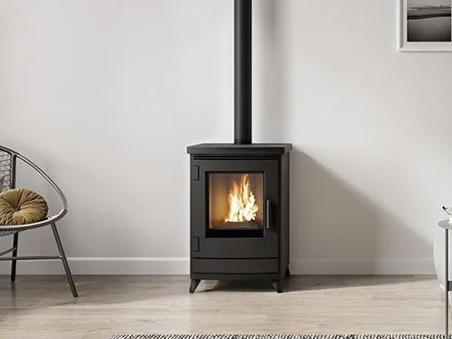 Un modèle bas et compact. Il est parfait pour être placé dans une niche ou une cheminée existante, NORDIC FIRE - Finn