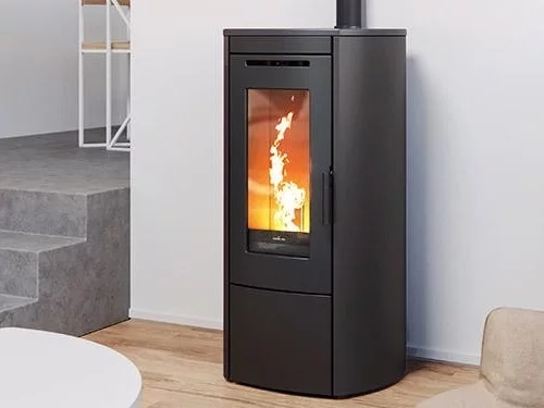 Un beau poêle innovant avec un grand feu, NORDIC FIRE - Ilvar 7-9