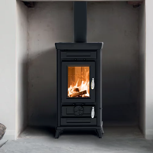 THERMOROSSI - Sofia - L’ample vue du feu, supérieure à sa catégorie et le grand four émaillé font de ce poêle un objet précieux et unique